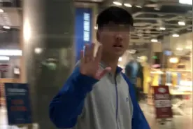 后怕！妈妈带女儿逛商场遭陌生男子尾随搭讪：你女儿有没有卖啊？视频封面