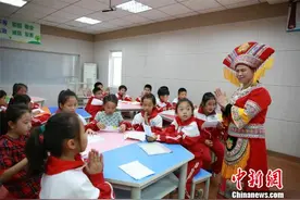 广西山歌歌王进校园“开课” 传承山歌文化图片