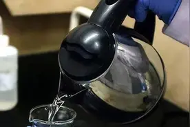 废旧电热水壶别急着扔！这样做就能废物变宝，实用又值钱图片
