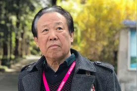 鲁奖翻译家专访丨北大教授赵振江：一位“不写诗”的诗人 花四年用西语翻译《红楼梦》视频封面