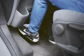 空挡踩离合，会不会伤车？图片