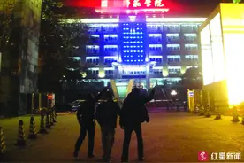 十年夜回母校，如今各自离去 一个都市“返校族”散群背后图片