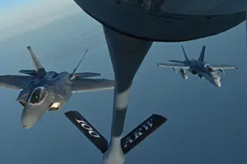 美国一歼击机与一加油机相撞坠海 2人获救、5人下落不明图片