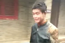 小伙醉酒雪天景区倒立失误滚下护坡墙 称不再喝酒了！图片