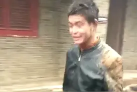 小伙醉酒雪天景区倒立失误滚下护坡墙 称不再喝酒了！图片