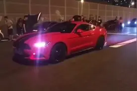 凌晨聚众“漂移”！深圳车友套牌狂飙一地车痕，18车当场被扣视频封面