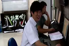 宁静的病房里，突然传来了音乐，人帅嘴甜的吕医生前往充当观众视频封面