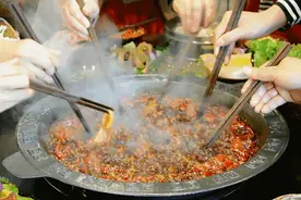 65岁杭州大伯深夜被痛醒，脚趾肿得“老高”！医生说，原因就是他最爱的“这一口”……图片