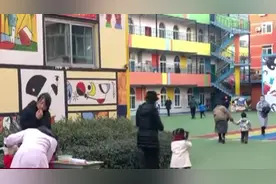 幼师误开紫外线灯，30余名幼儿眼睛被灼伤，视力出现普遍下降视频封面