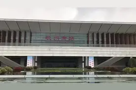 稳！高铁新线年底前开通 试运行车上3瓶矿泉水惊呆众人视频封面