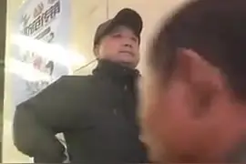 凌晨两点，爸爸拗好造型在火车站接女儿 网友：笑着笑着就哭了！视频封面
