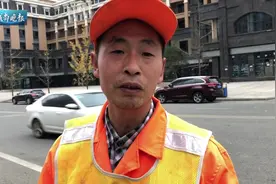成都环卫工抛银杏叶拍照意外走红，网友惊呼“快乐原来如此简单”视频封面