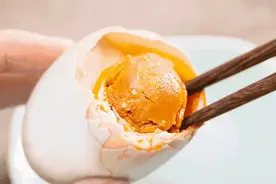 每天吃2斤海鲜喂养大的北海海鸭蛋，一戳爆红油，贼香贼沙图片