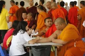 因布施的食物太丰盛，肥胖问题困扰泰国僧侣图片