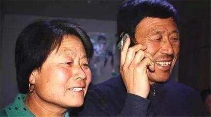 12岁男孩儿杀害亲生母亲，孩子不是一天变“禽兽”的！
