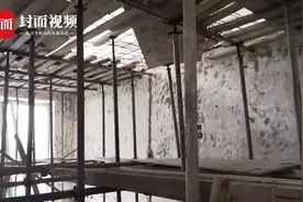 客厅混凝土楼板突然消失只剩钢筋网 楼上楼下业主都傻眼了视频封面