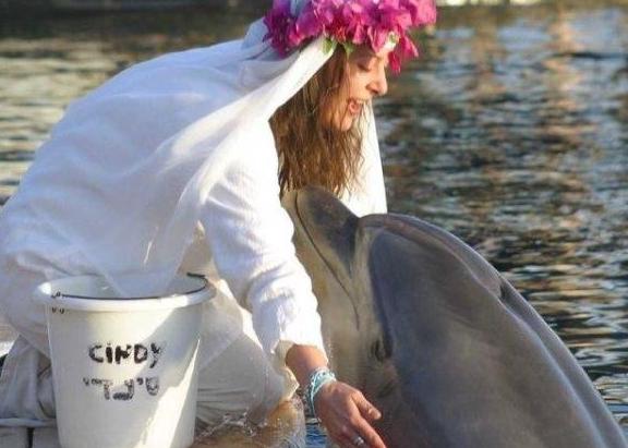 世界上最奇葩的8对夫妻,印度的最尴尬,日本最诡异