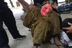 广东茂名一“面具怪”街头吓唬人，真面目竟是盗窃惯犯图片
