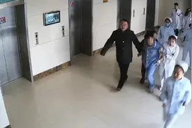 47秒｜患者爬上16楼窗台欲轻生 女护士拼命救人自己却受伤视频封面