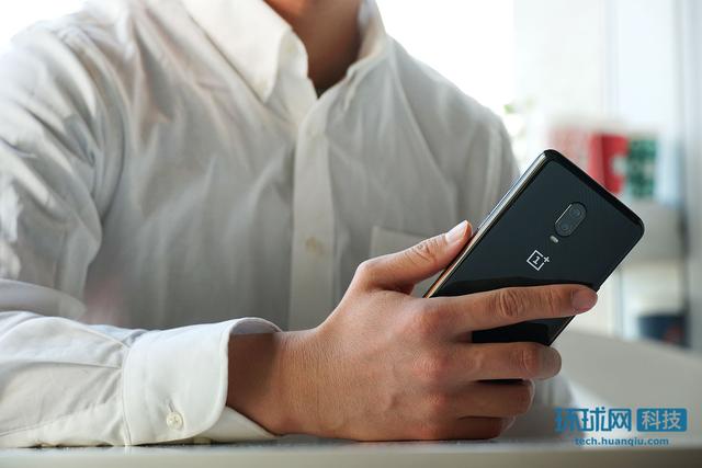一加6T迈凯伦定制版图赏：U型焕力橙注入纯黑质感