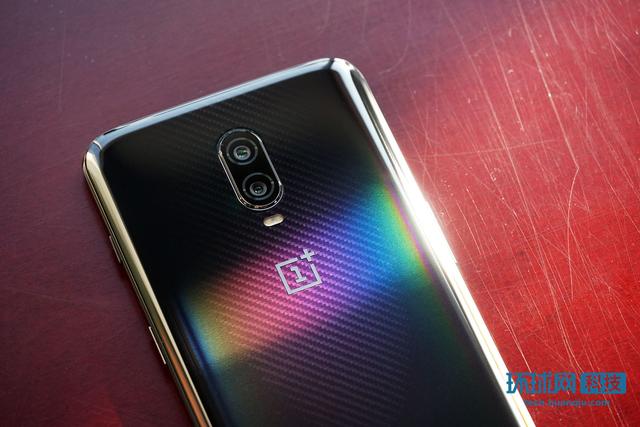 一加6T迈凯伦定制版图赏：U型焕力橙注入纯黑质感
