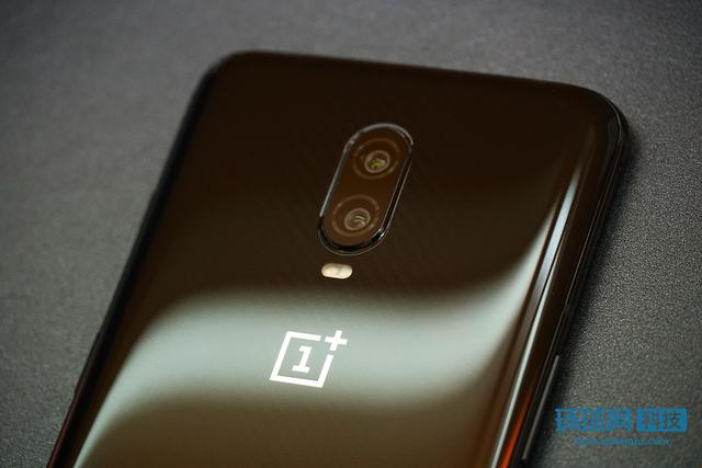 一加6T迈凯伦定制版图赏：U型焕力橙注入纯黑质感