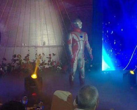 婚礼现场，新郎扮成奥特曼出场，宾客看呆，网友：丈母娘气晕了吧