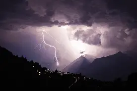 16岁少年在家玩手机被雷击中，当场晕厥！雷雨天别做这些事图片