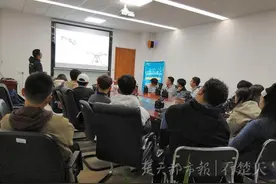 免费学无人机，武汉一高校社团开“飞手”培训课被“秒光”图片