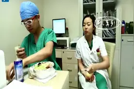 男妇产科医生有洁癖遭同事嫌弃，一天洗手多次！不用一次性筷子！视频封面