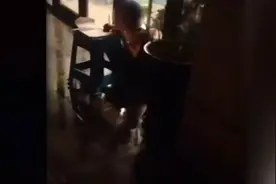 男童被罚在零度室外光着身子写作业，父亲无奈：没办法说教了视频封面
