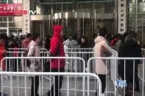 小黄车退押金排队人数超1000万 现场工作人员情绪激动拒绝采访视频封面