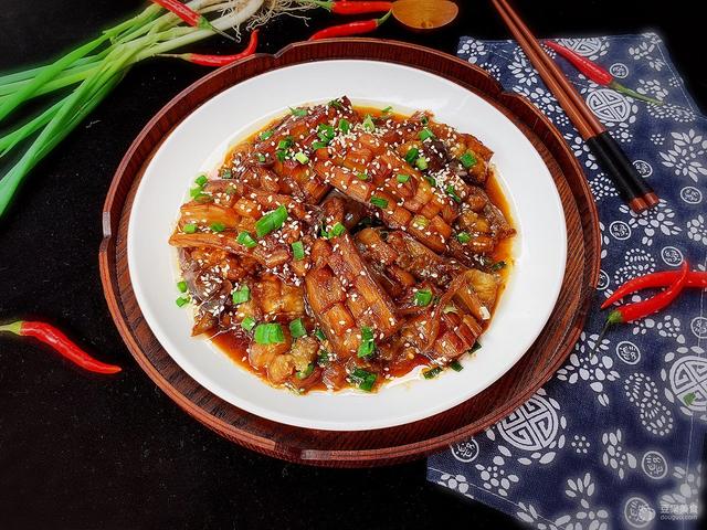 2浓汤宝能让茄子收汁时呈现浓稠的质感,令口味更加饱满香醇.