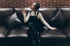 邓紫棋实力模仿绘画作品 网友：这次终于穿对了！图片