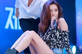 靠腿上位的李宣美，无视穿“妈妈粉裙”现身，全程沦陷在她的腿？图片