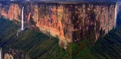 世界上最神奇的山，不仅山顶是平的，还拥有超级大瀑布