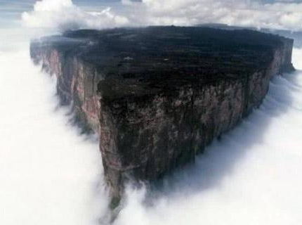 世界上最神奇的山，不仅山顶是平的，还拥有超级大瀑布