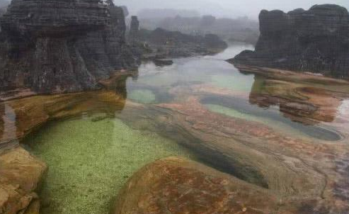 世界上最神奇的山，不仅山顶是平的，还拥有超级大瀑布