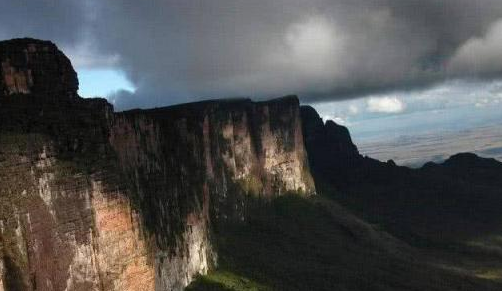 世界上最神奇的山，不仅山顶是平的，还拥有超级大瀑布