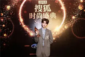 蔡徐坤现身盛典 领奖感言提高自己静守己心图片