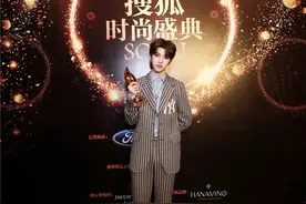 蔡徐坤现身盛典 领奖感言提高自己静守己心图片