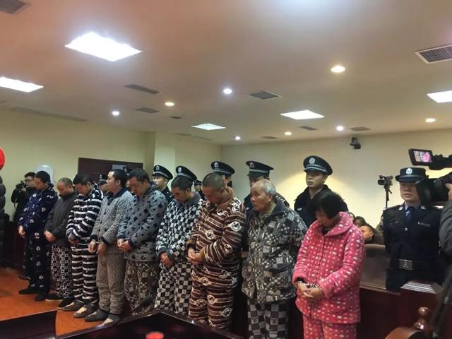 该！“张二姐”哭了！