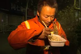 69秒｜聊城夫妻俩冬至凌晨为环卫工送水饺 爱心善举持续了5年视频封面