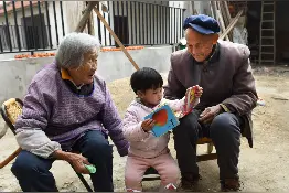 16年，他用上万张照片记录父母点滴图片