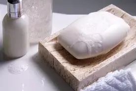 洗澡用香皂好还是沐浴乳好？原来这些年都用错了图片