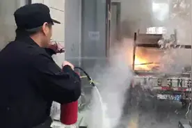 1米8壮汉的这张弯腰照火了，太心疼视频封面