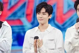 侯明昊登《快乐大本营》深情演唱《十七岁的雨季》图片