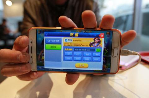 15岁男孩网游输光百万 父亲以前做生意如今干快递