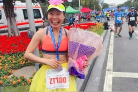 广州“赤脚大仙”小溪成百马公主，已全程赤足跑完71场马拉松图片