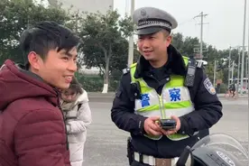 执法部门联合整治超标电瓶车 骑车人称“不知道电瓶车还要上牌”被罚款视频封面